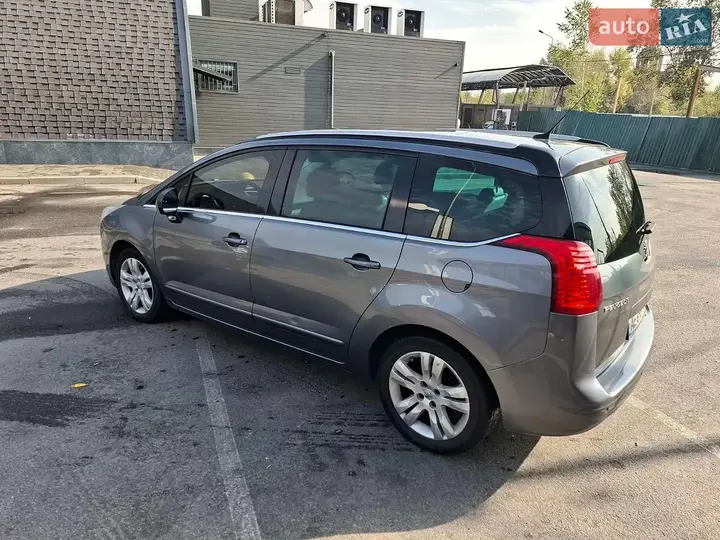 Peugeot 5008 2011 photo 2