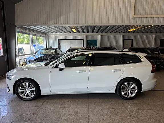 Volvo V60 2022 photo 2