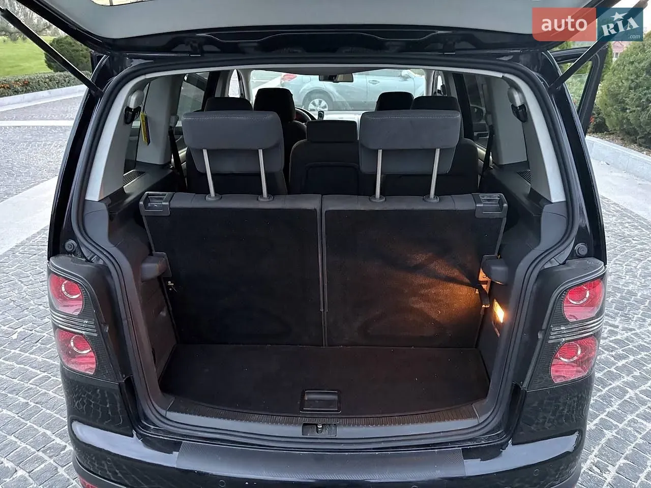 Volkswagen Cross Touran 2009 photo 2