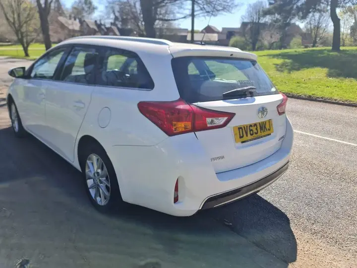 Toyota Auris 2013 photo 3