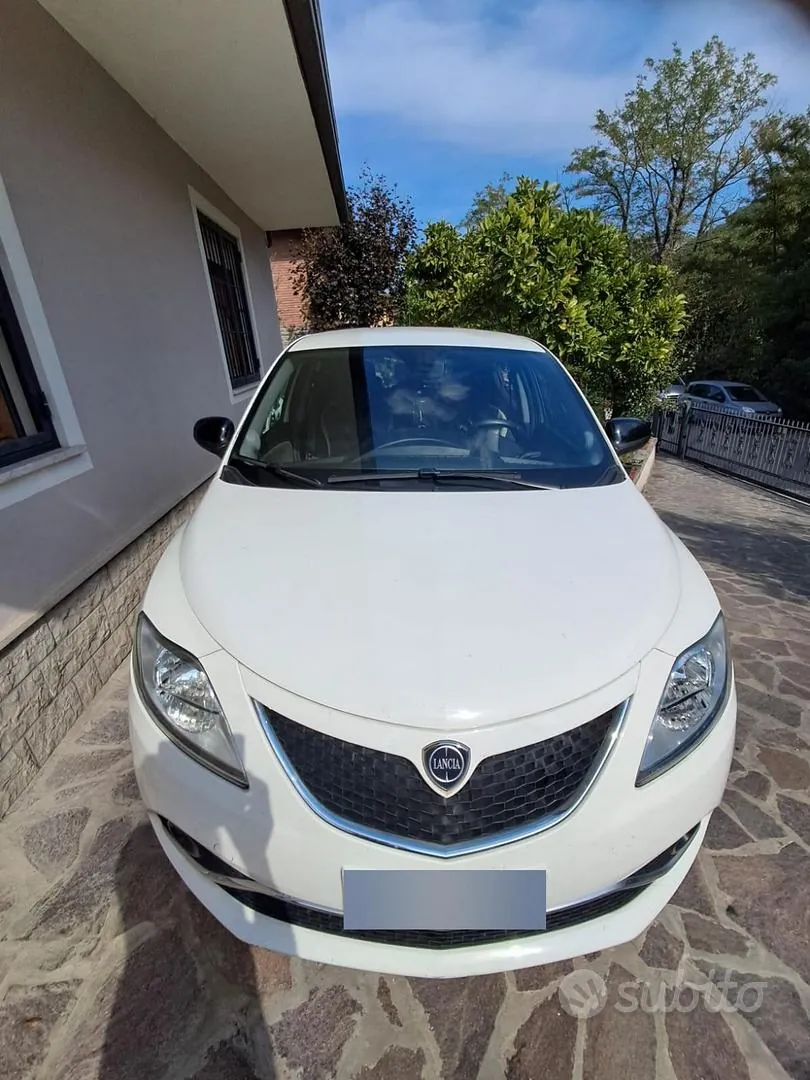Lancia Ypsilon 2017 photo 2