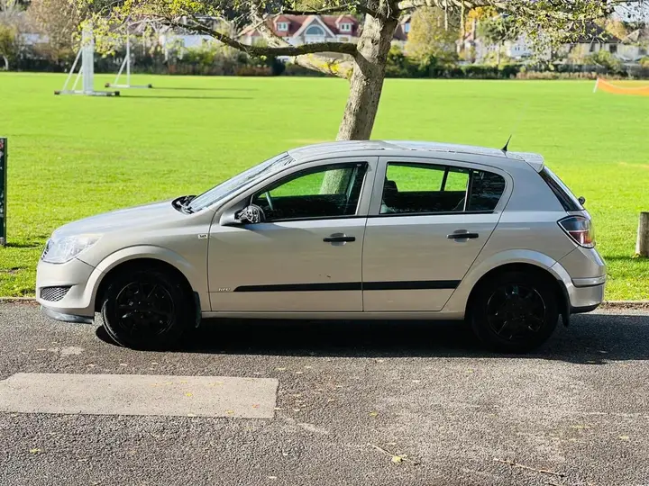 Vauxhall Astra 2009 photo 3