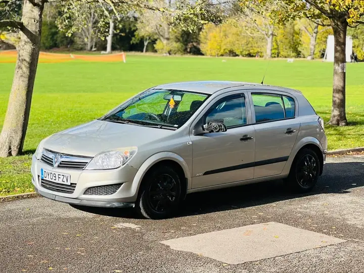 Vauxhall Astra 2009 photo 2