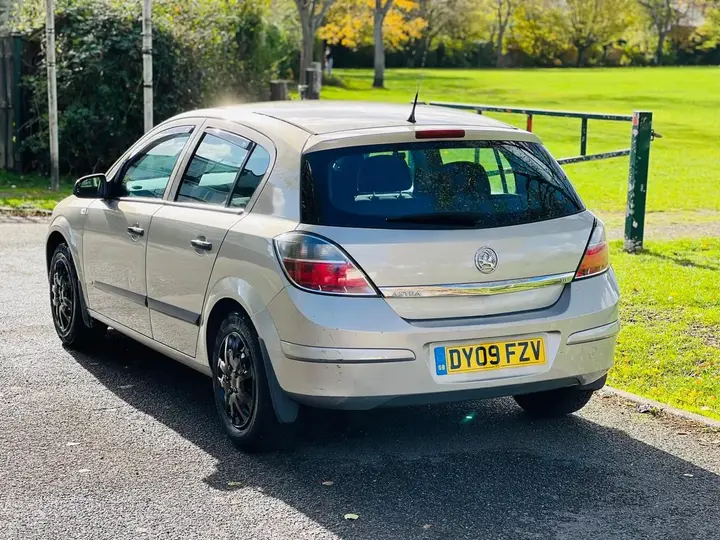 Vauxhall Astra 2009 photo 5