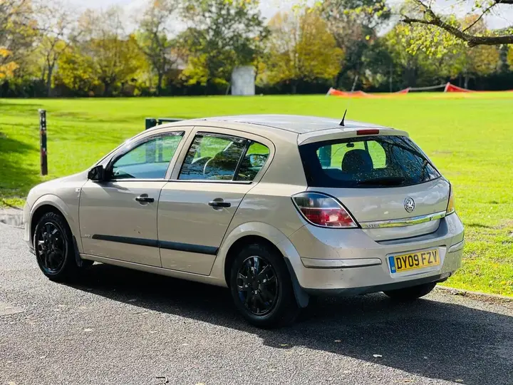 Vauxhall Astra 2009 photo 4