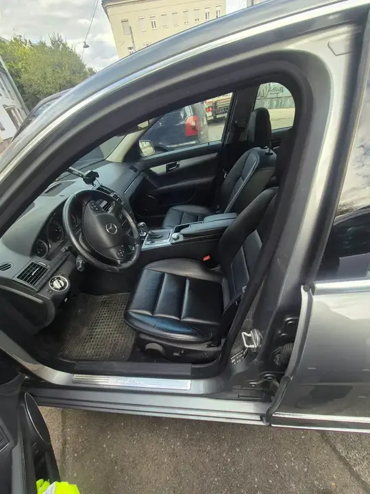 Mercedes-Benz C-Class 2011 photo 2