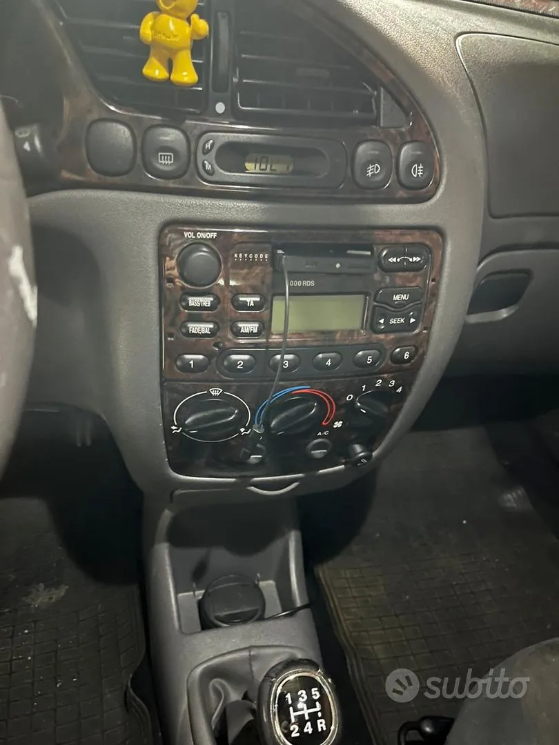 Ford Fiesta 2001 photo 4