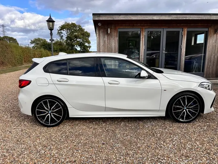 BMW 1 Series 2021 photo 2