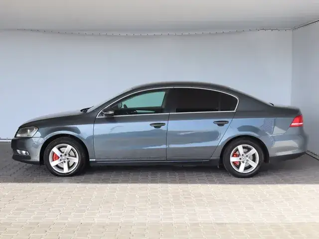 Volkswagen Passat 2011 photo 2