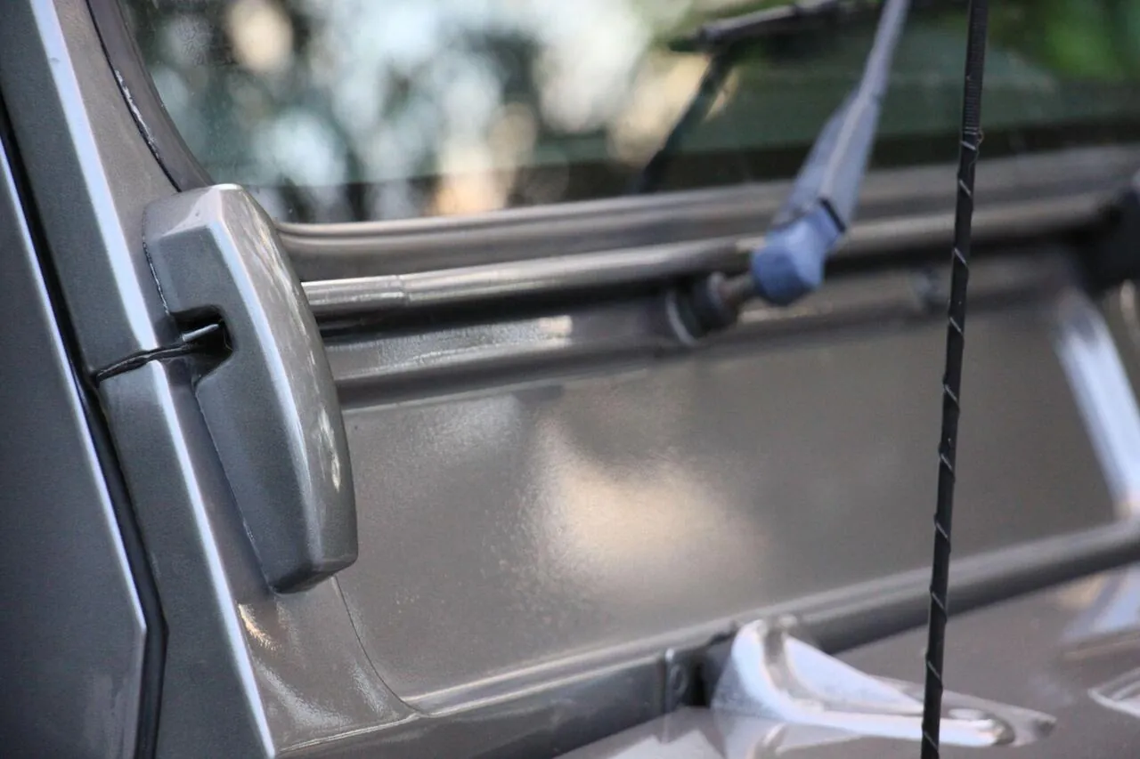 Land Rover Defender 90 2010 photo 4