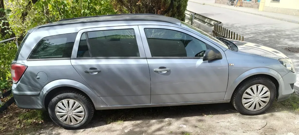 Opel Astra 2010 photo 2