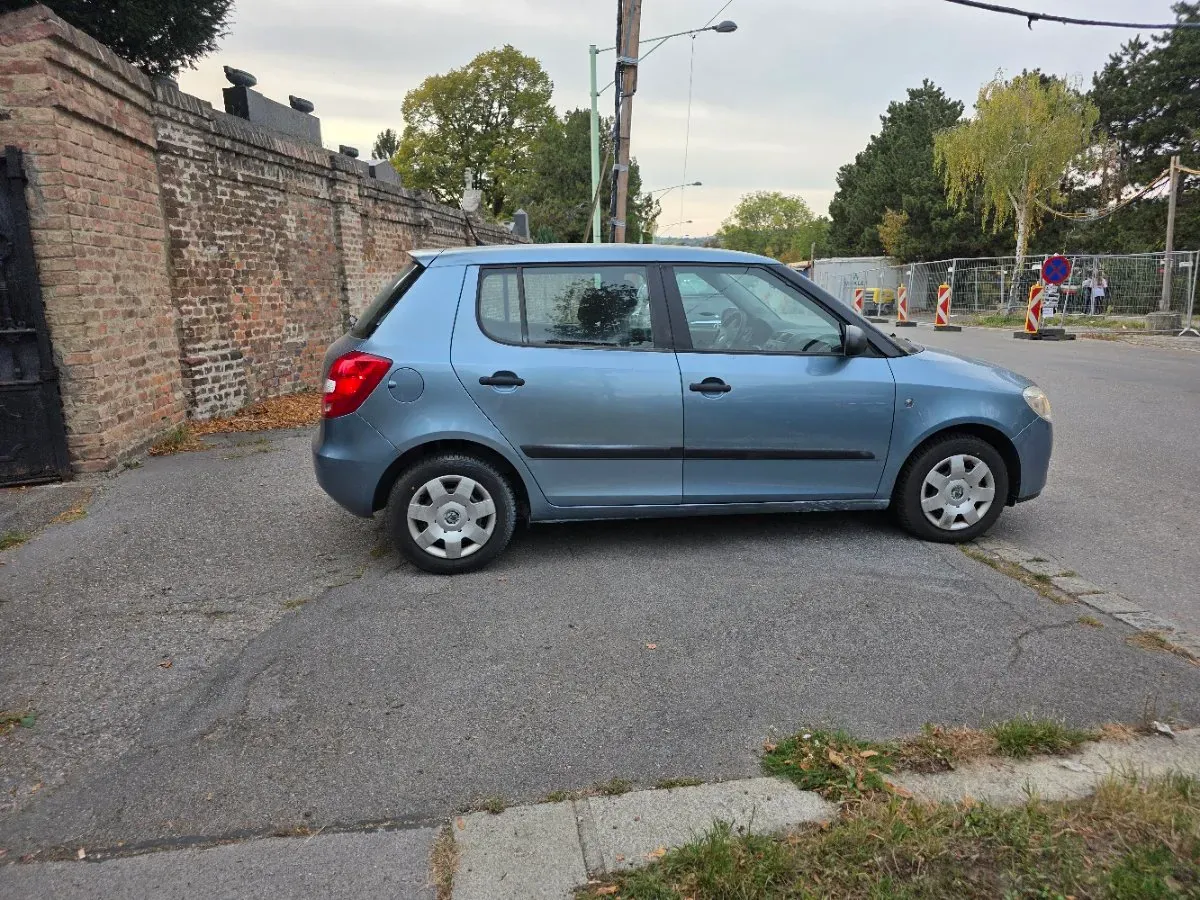 Skoda Fabia 2009 photo 2