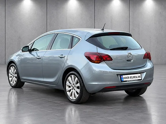 Opel Astra 2011 photo 3