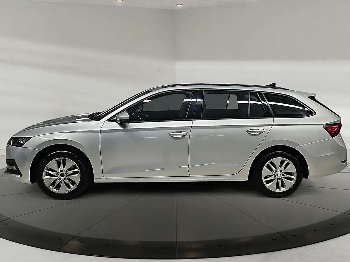 Skoda Octavia 2023 photo 2