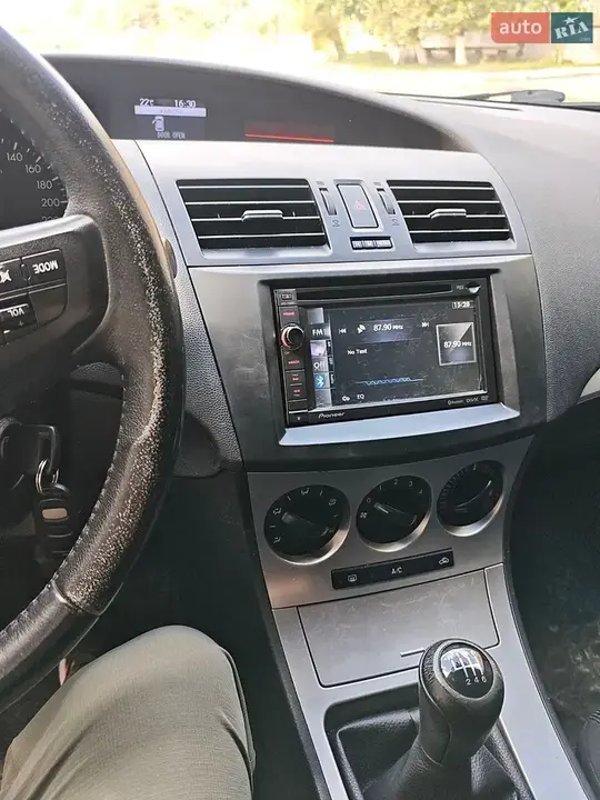 Mazda 3 2011 photo 2