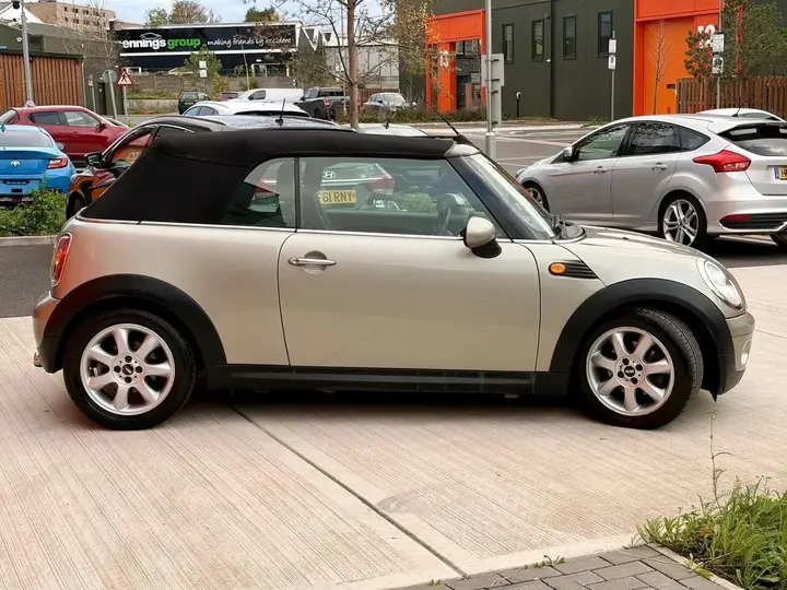 Mini Convertible 2011 photo 4