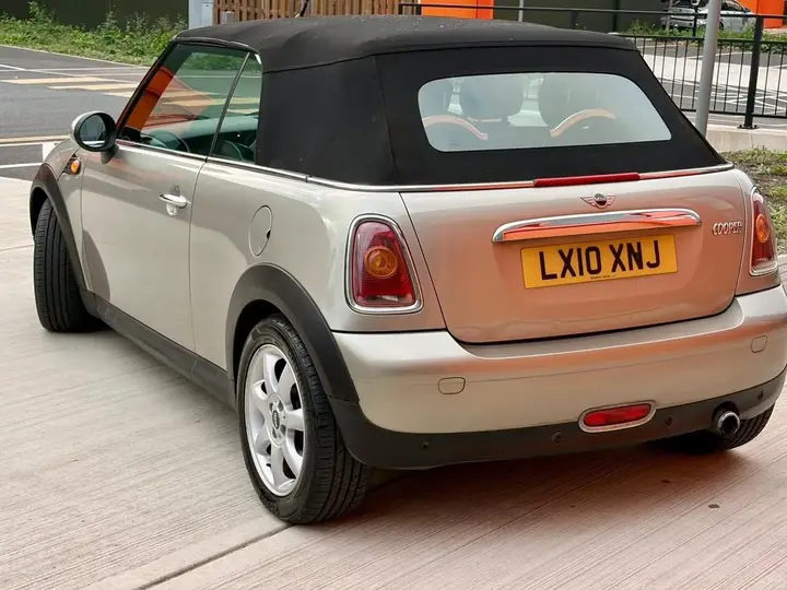 Mini Convertible 2011 photo 2