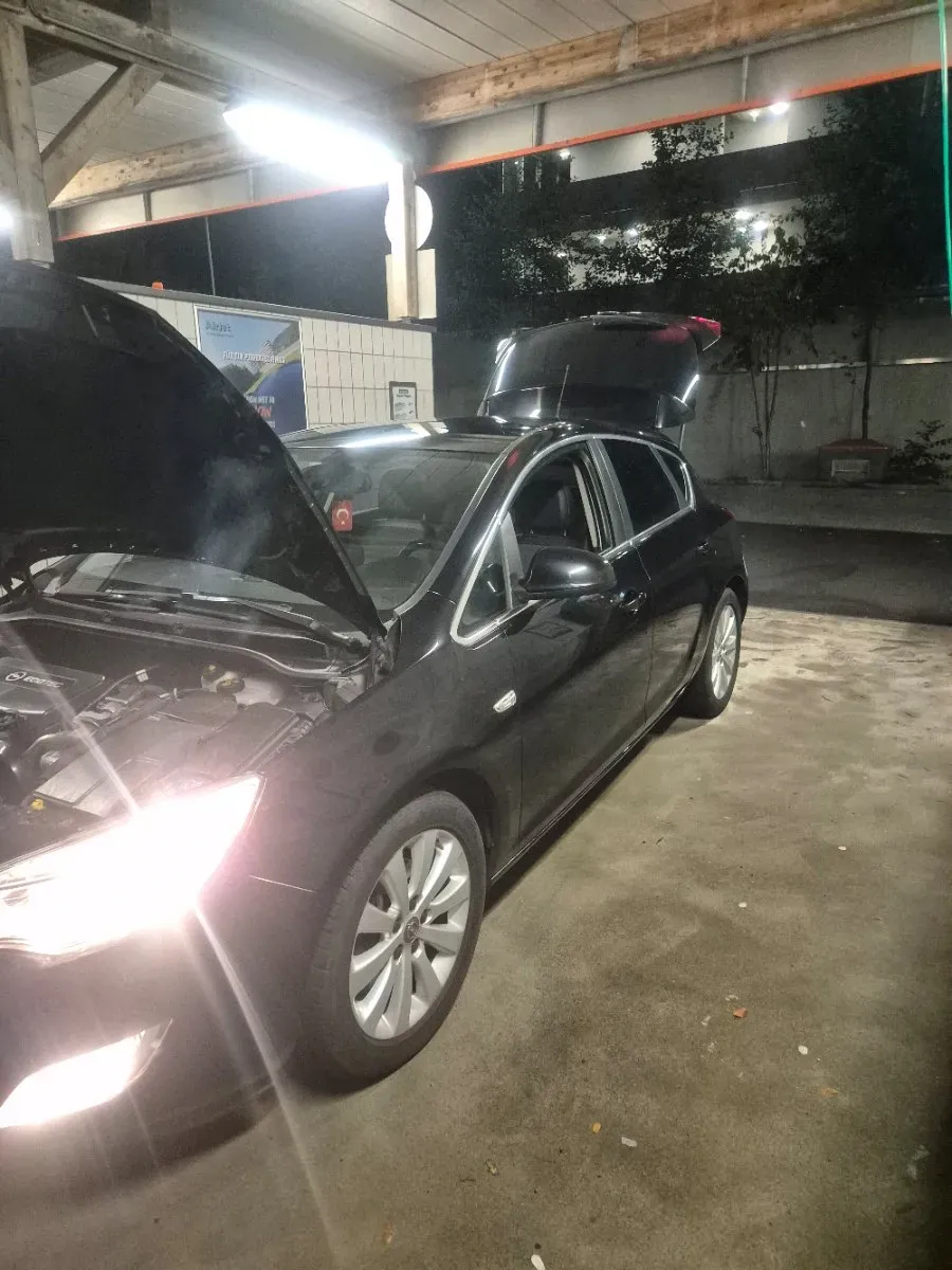 Opel Astra 2010 photo 2