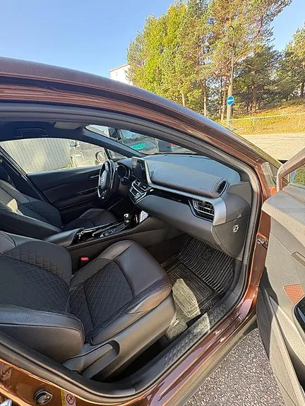 Toyota C-Hr 2018 photo 2