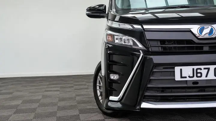 Toyota Voxy 2017 photo 4