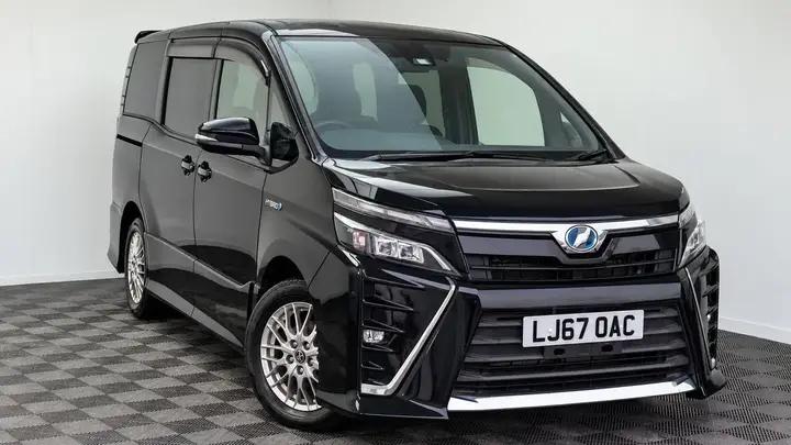 Toyota Voxy 2017 photo 2
