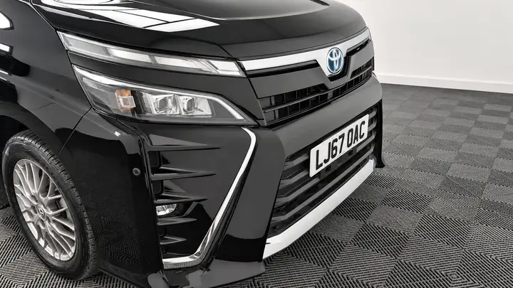 Toyota Voxy 2017 photo 3