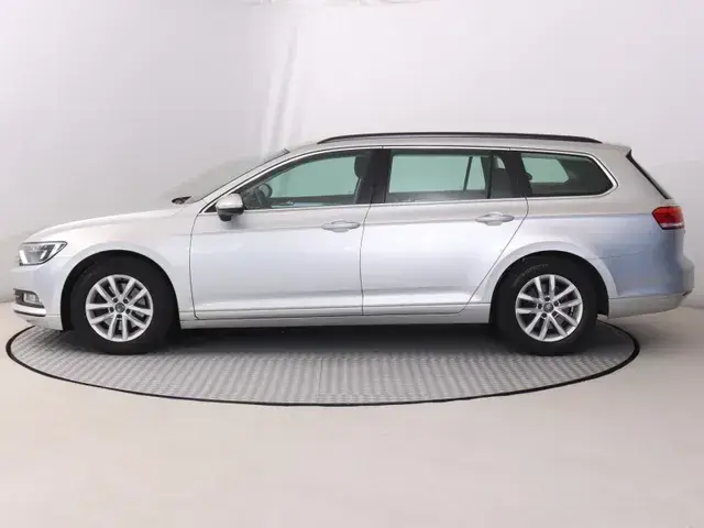 Volkswagen Passat Variant 2015 photo 2