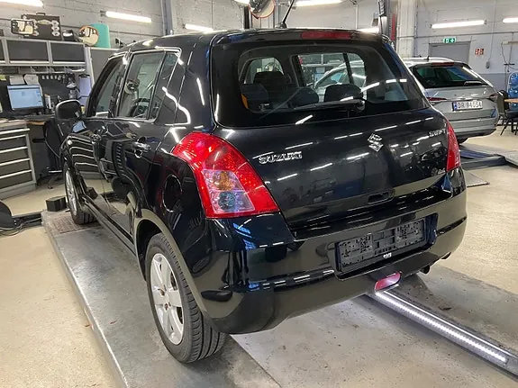 Suzuki Swift 2010 photo 3