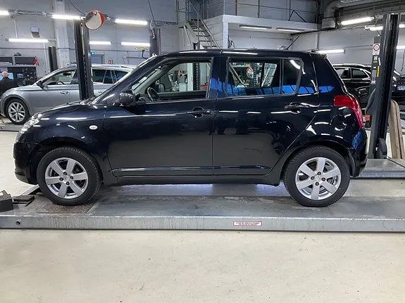 Suzuki Swift 2010 photo 2