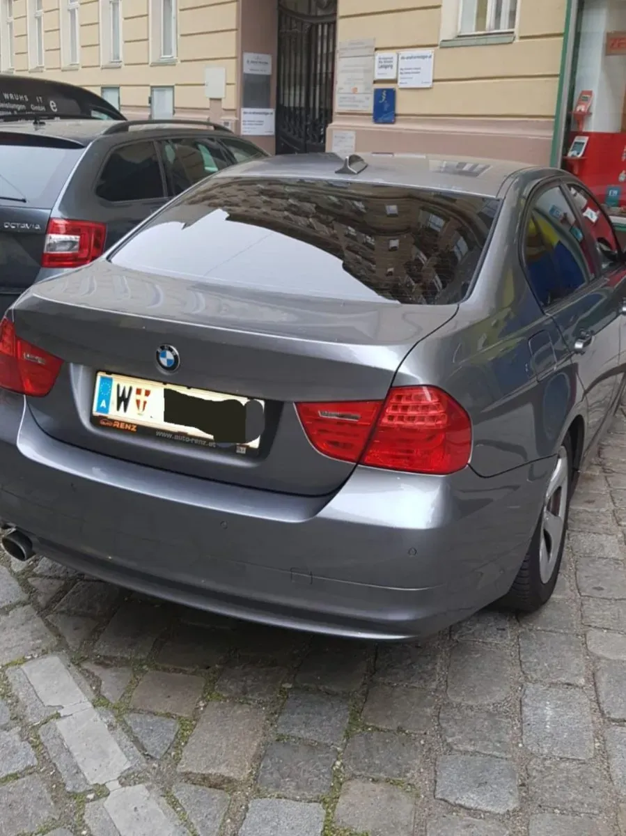 BMW 3 Series 2011 photo 2