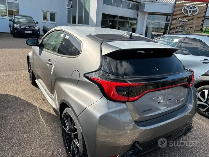 Toyota Yaris 2024 photo 2