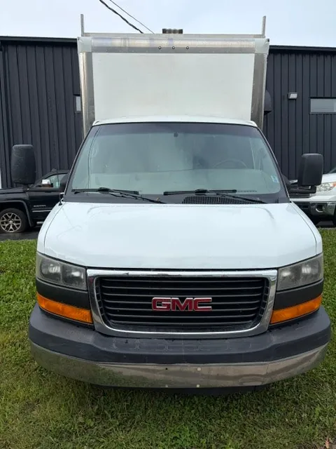 GMC Savana 2012 photo 2