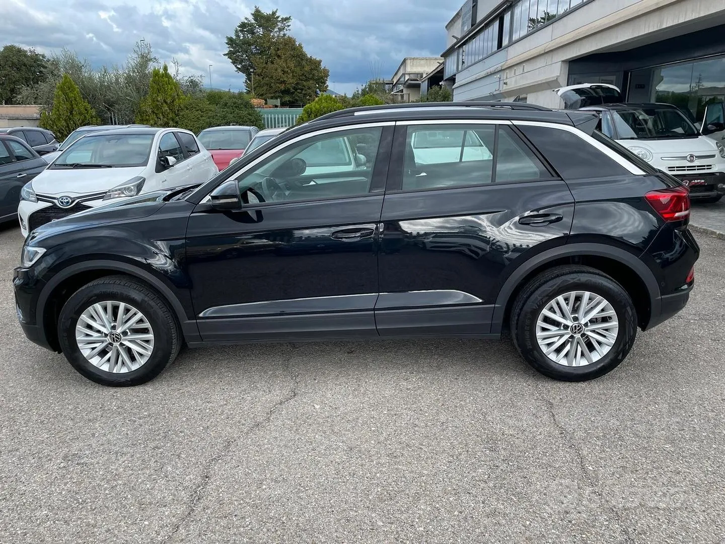 Volkswagen T-Roc 2023 photo 2