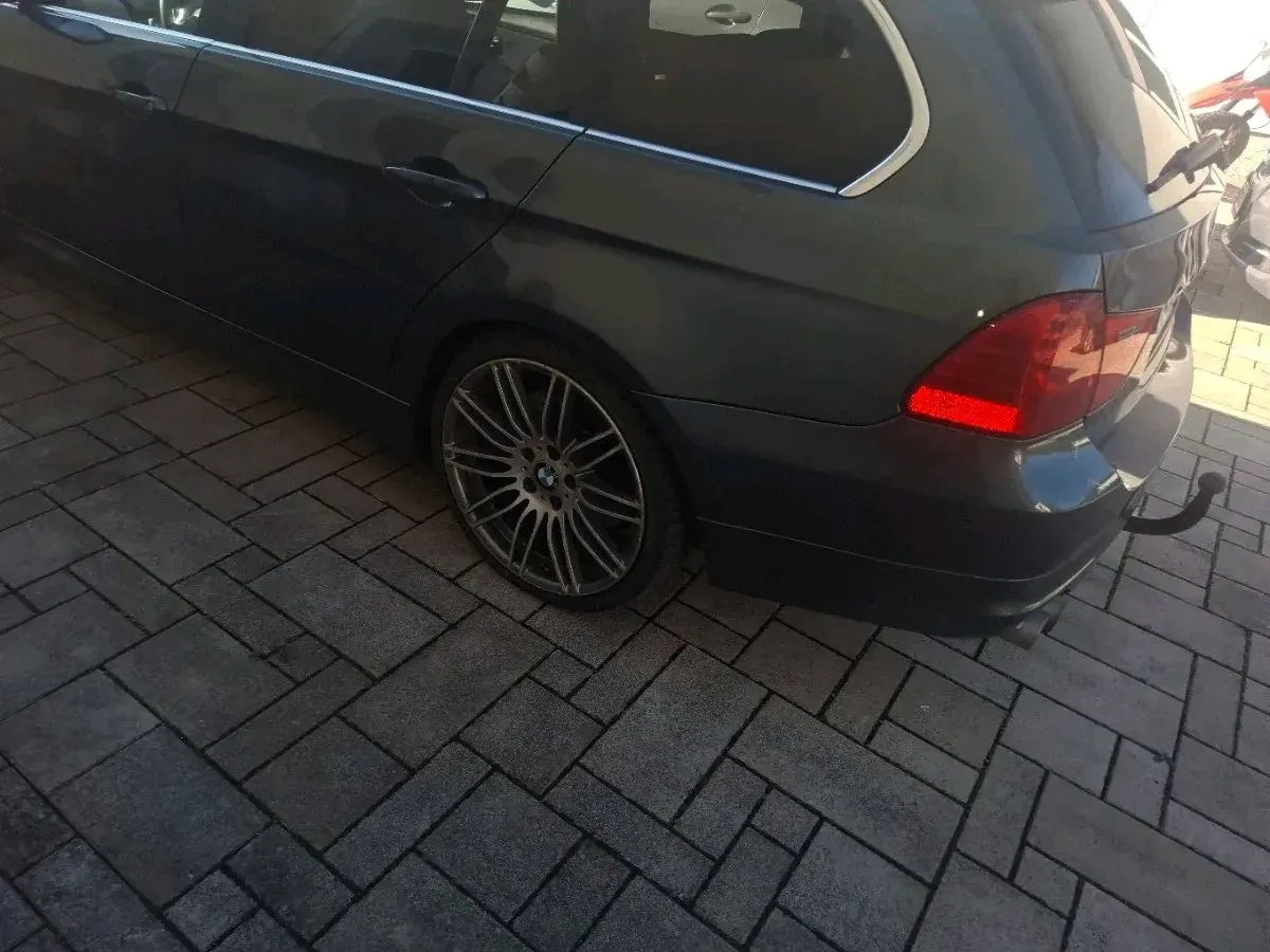 BMW 3 Series 2009 photo 2
