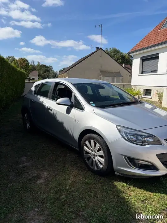 Opel Astra 2013 photo 2