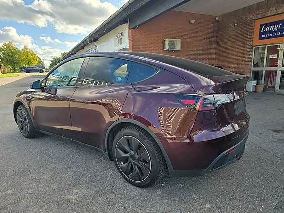 Tesla Model Y 2025 photo 2