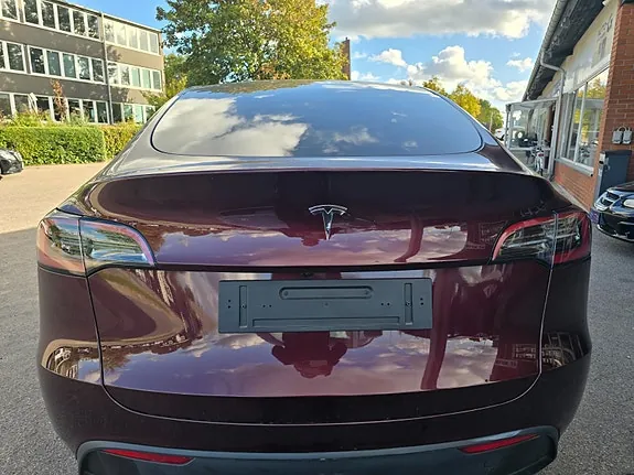 Tesla Model Y 2025 photo 5