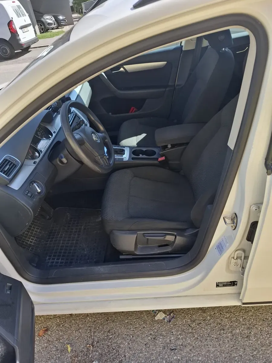 Volkswagen Passat 2011 photo 2