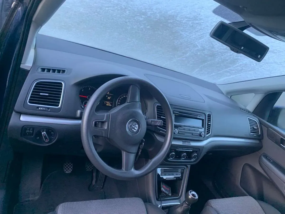 Volkswagen Sharan 2011 photo 2