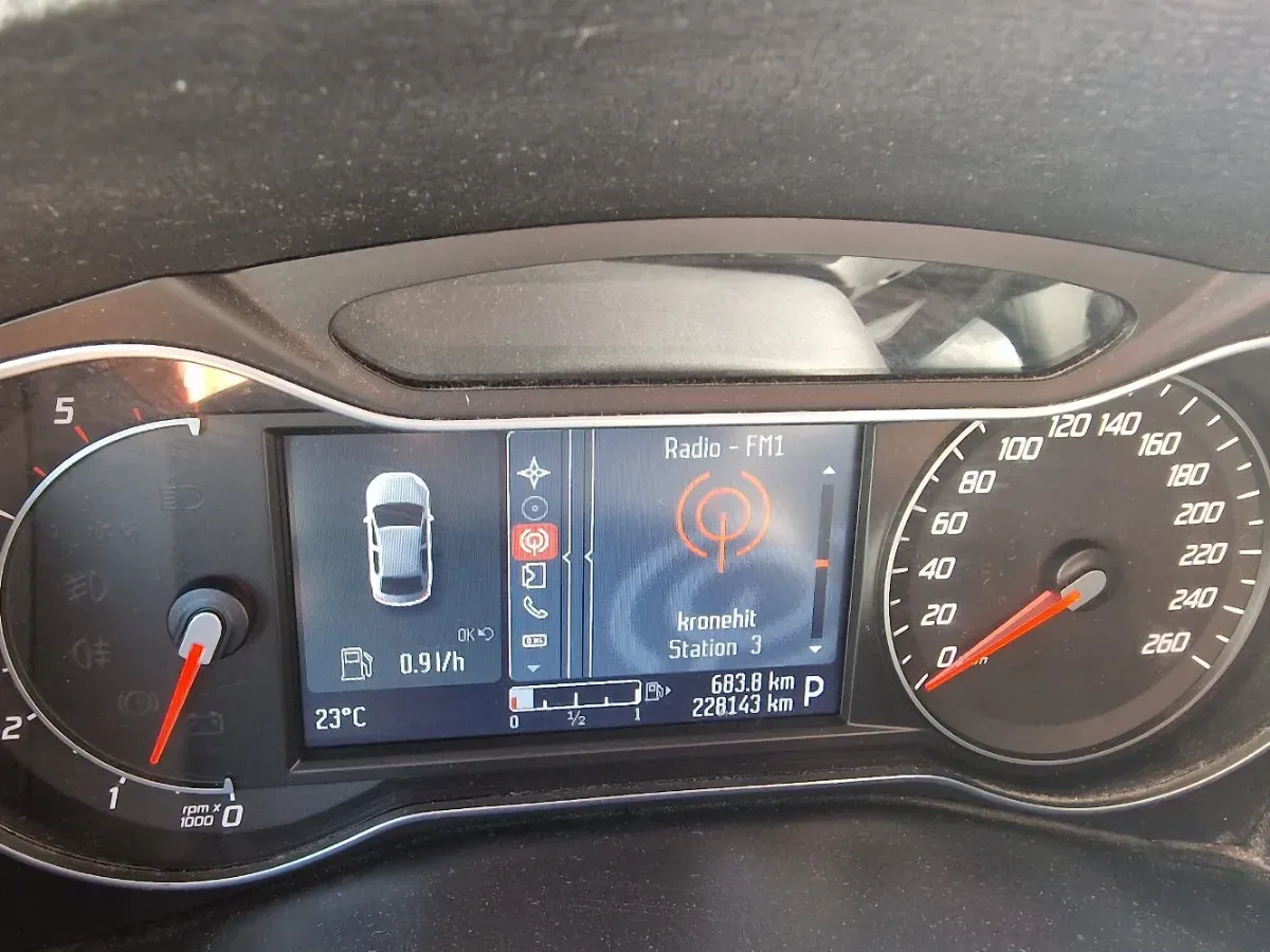 Ford Galaxy 2012 photo 3