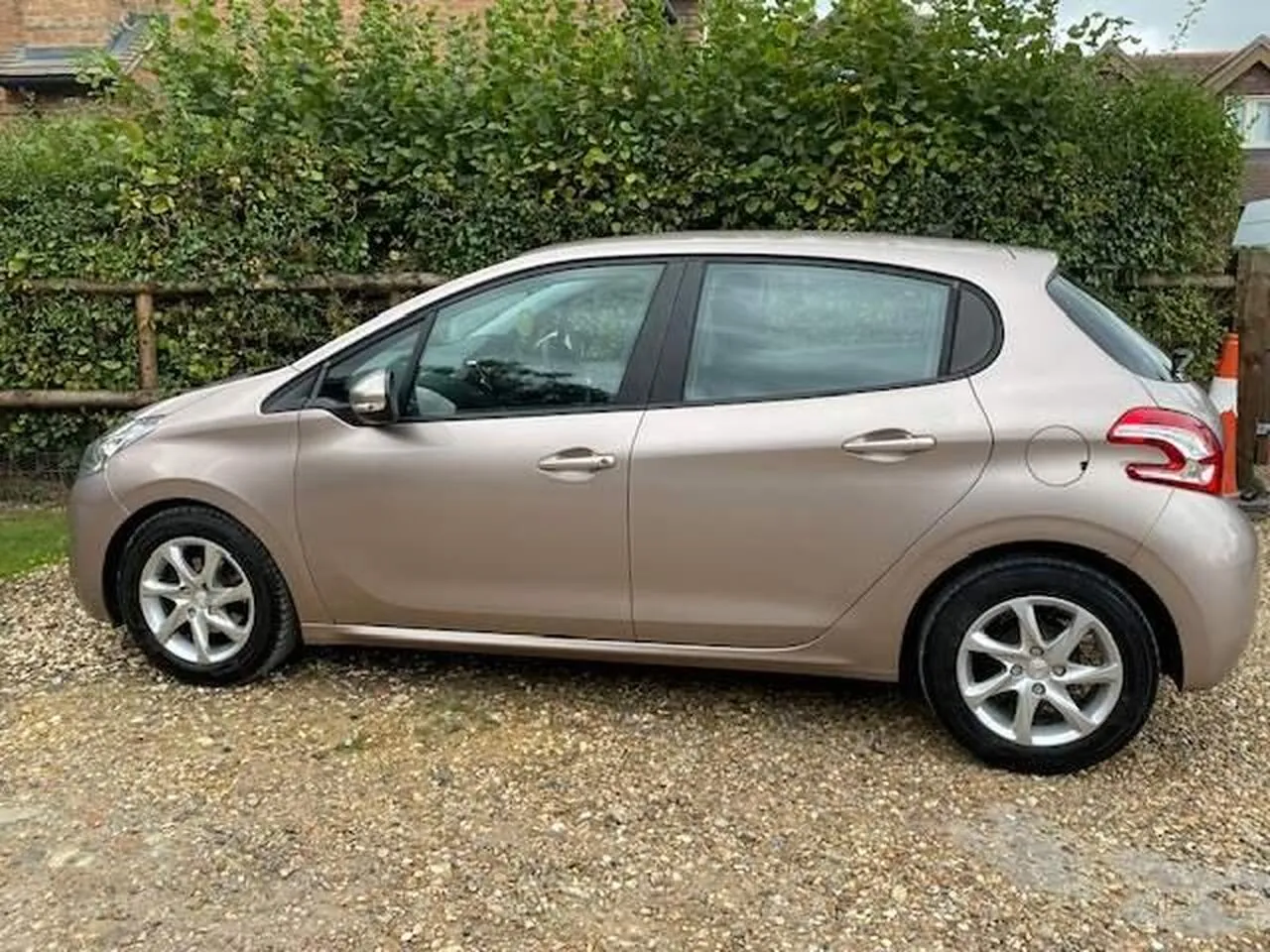 Peugeot 208 2014 photo 4