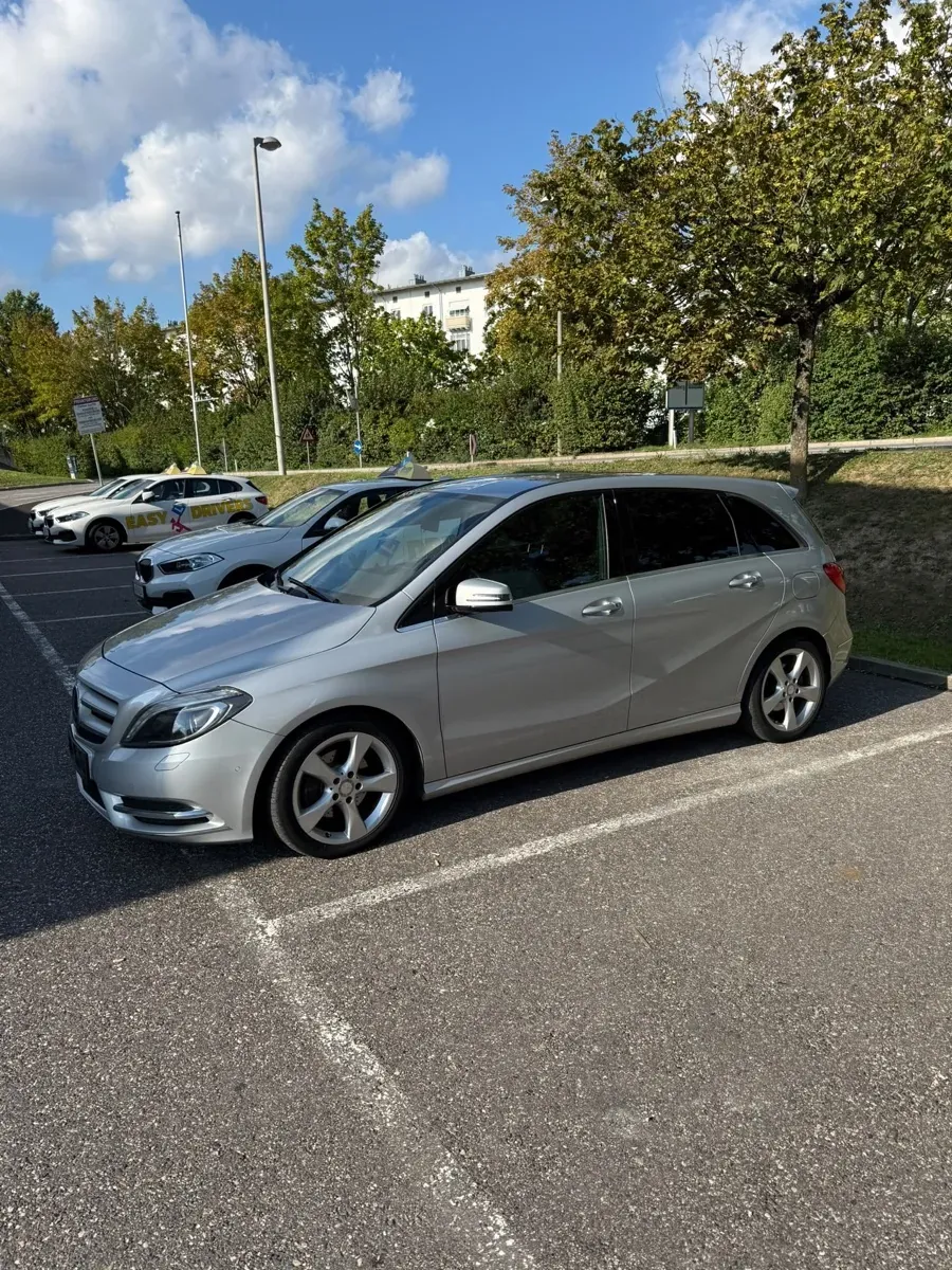 Mercedes-Benz B-Class 2012 photo 2