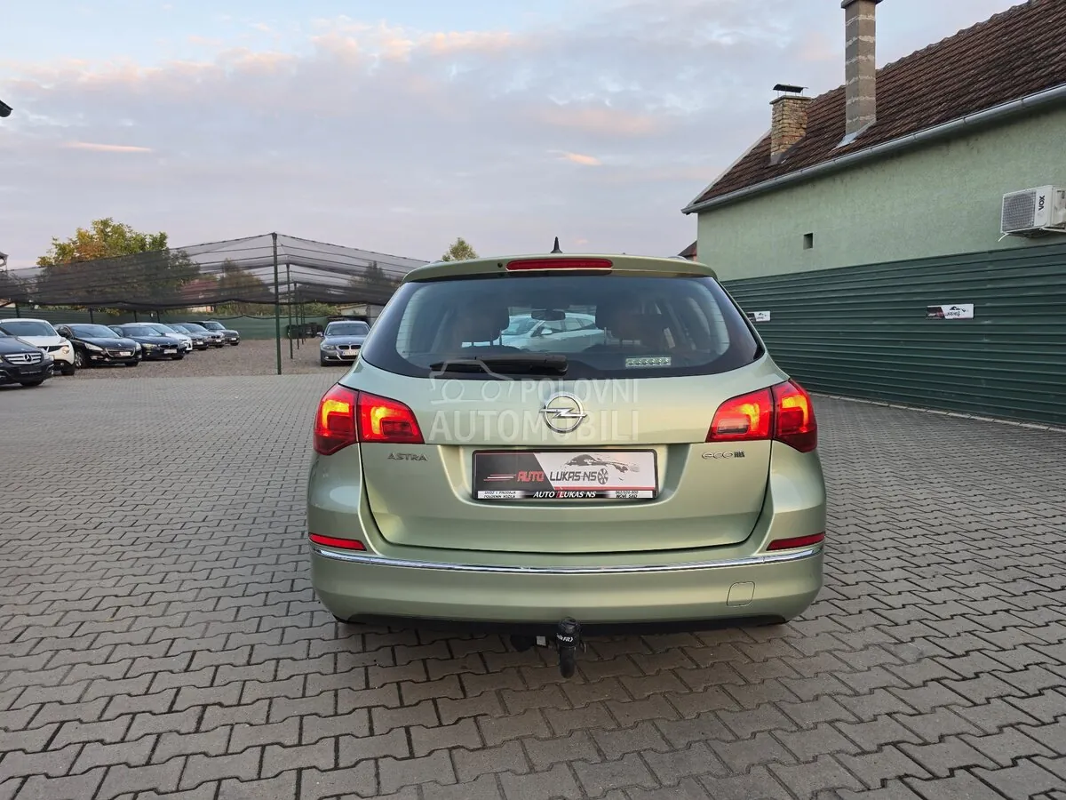 Opel Astra J 2013 photo 5