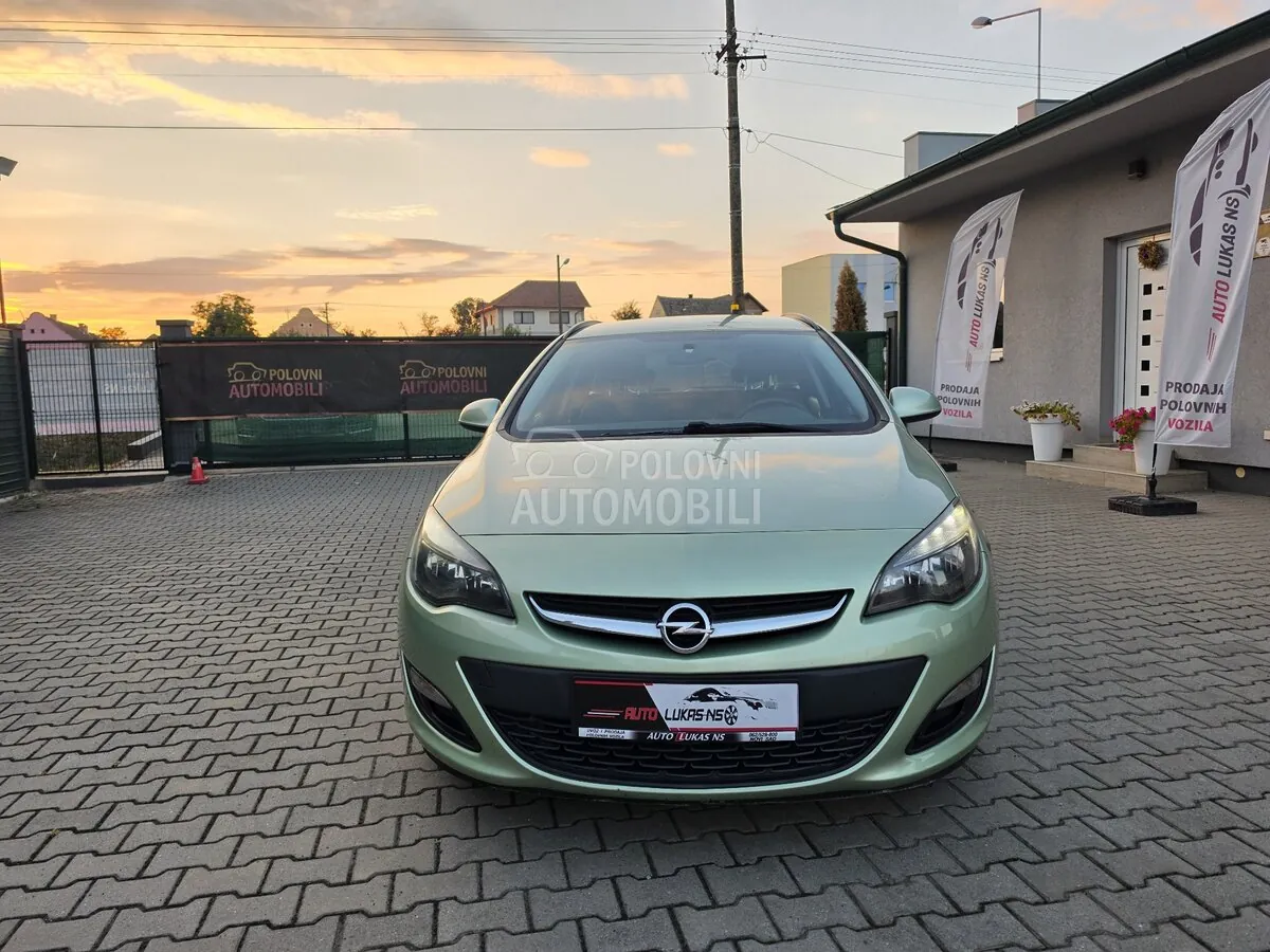 Opel Astra J 2013 photo 2