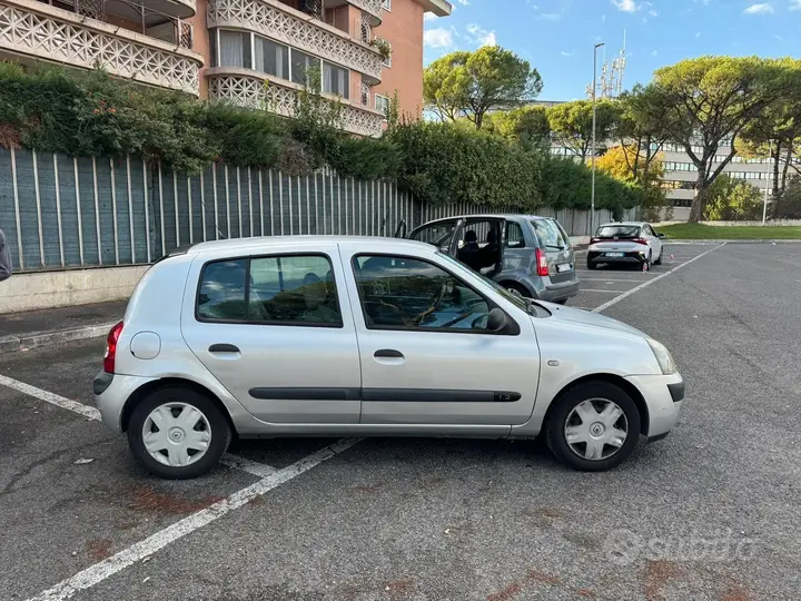 Renault Clio 2006 photo 2