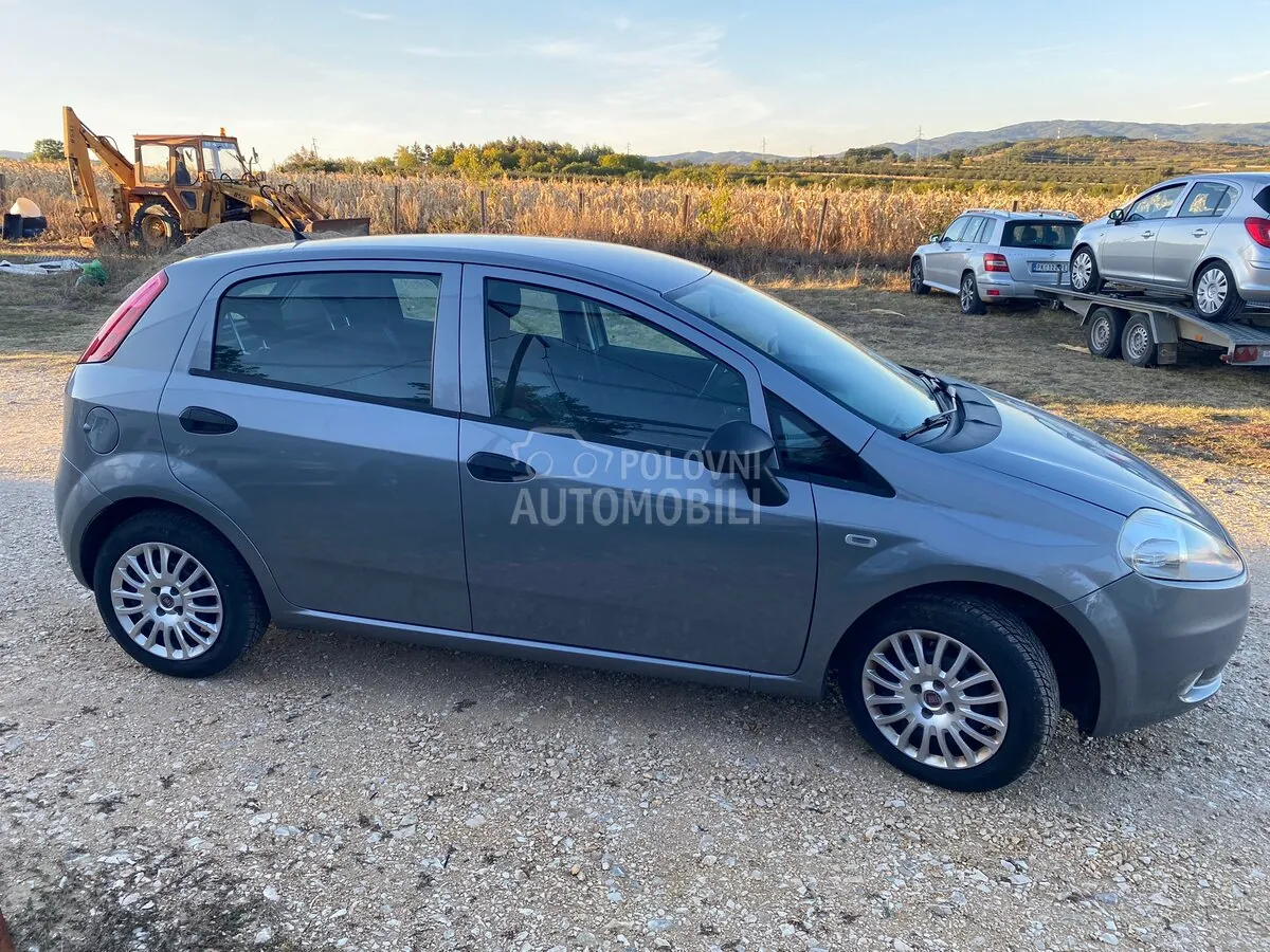 Fiat Grande Punto 2012 photo 4
