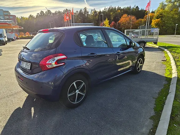 Peugeot 208 2012 photo 4