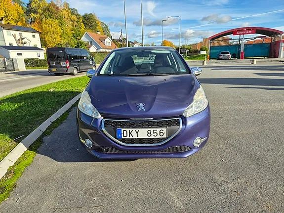 Peugeot 208 2012 photo 2