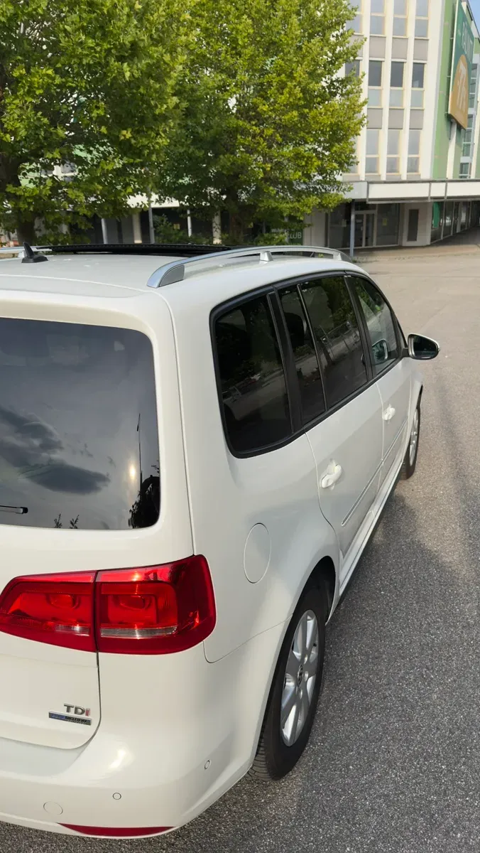 Volkswagen Touran 2012 photo 2