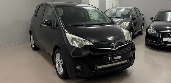 Toyota Verso-S 2012 photo 2